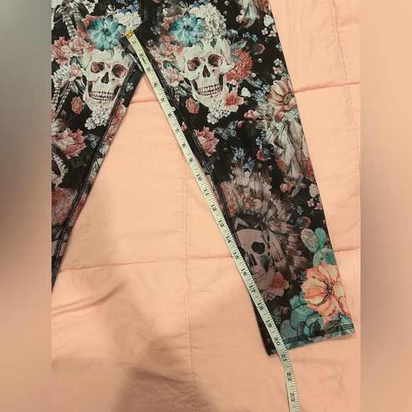 Evolution and Creation Floral Skull Design Capri Leggings - Picture 8 of 9